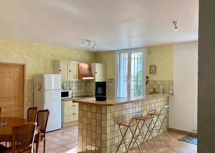 'casa Vinc' Large Townhouse With Garden Vinca